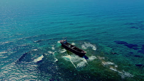 Eine-Drohne-Fliegt-über-Einem-Boot-Im-Blauen-Wasser-Vor-Der-Küste-Zyperns