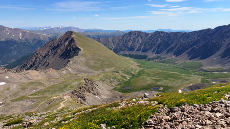 Grises-Y-Torreys-Pico-Sendero-I70-Flores-Silvestres-Catorce-14er-Junio-Julio-Verano-Colorado-Cielo-Azul-Montaña-Rocosa-Paisaje-Nieve-Derritiéndose-División-Continental-Temprano-En-La-Mañana-Pan-Izquierda-Lentamente