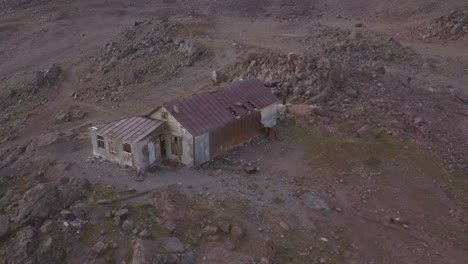 eine verlassene hütte auf einem berggipfel