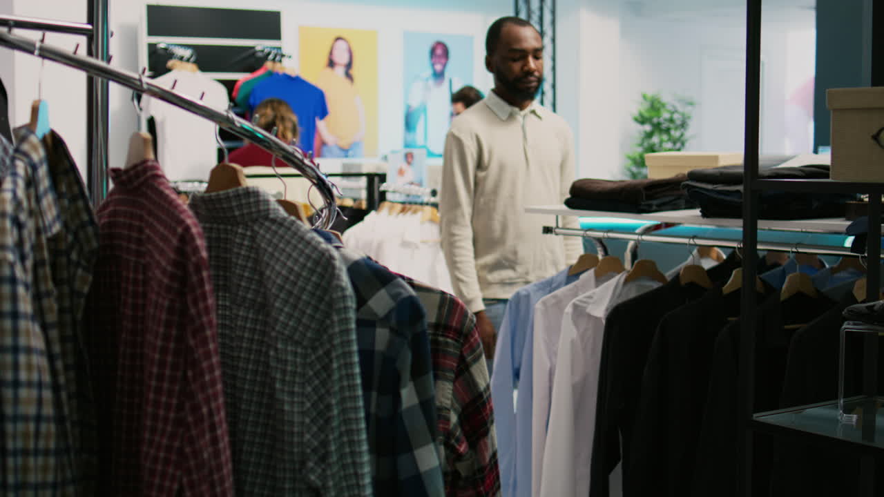 hombre comprando ropa en una tienda minorista
