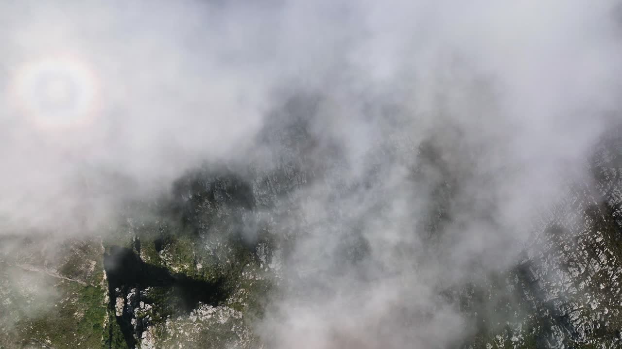안개가 가득한 산꼭대기