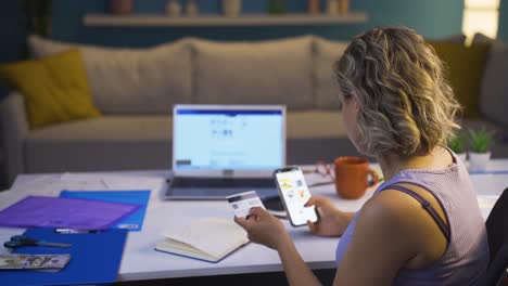 Mujer-Comprando-Productos-Por-Teléfono-Con-Tarjeta-De-Crédito.