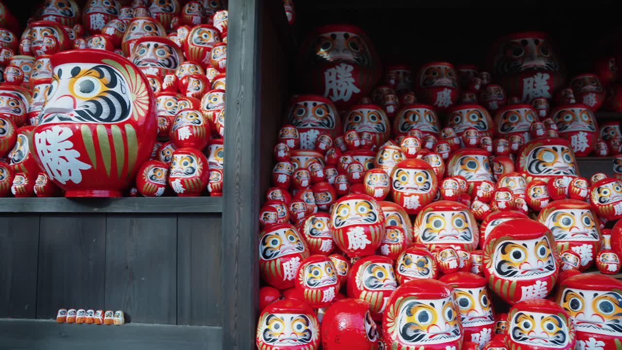 templo katsuoji y cientos de muñecas daruma para la buena suerte