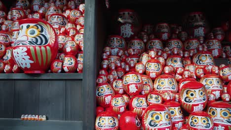 templo katsuoji y cientos de muñecas daruma para la buena suerte