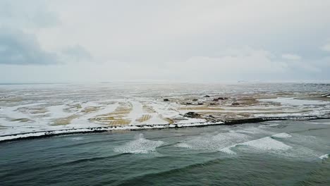 冰島沙格爾迪 (sandgerdi) 的空中拍攝,在1月份靠近岸邊的飛行