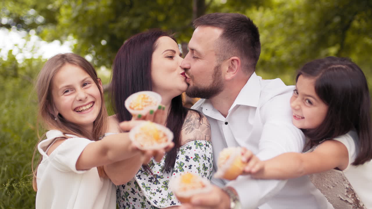 um piquenique de família feliz com cupcakes
