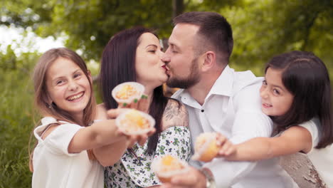 feliz picnic familiar con pasteles