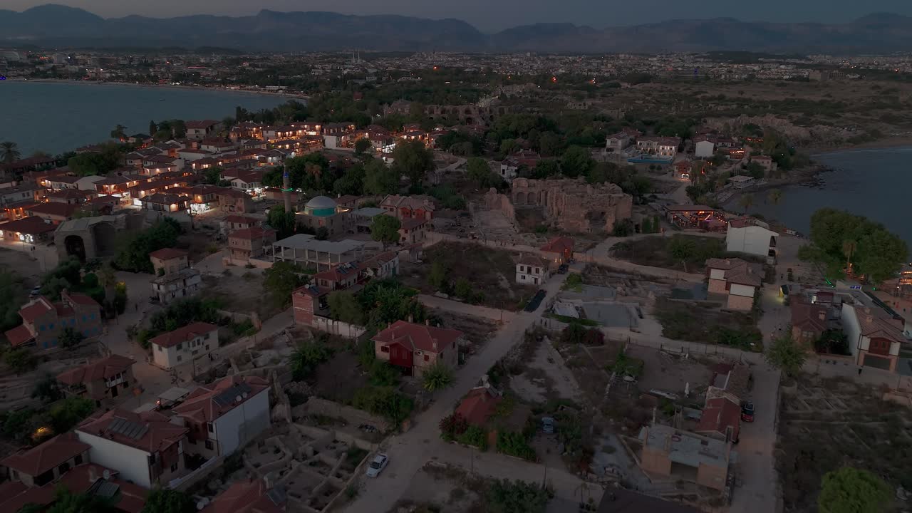 vista aérea volando sobre el lado de la ciudad vieja casas de barrio turco y desarrollo de bienes raíces al atardecer
