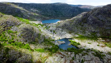 Lufttransportwagen-Schiebt-Sich-In-Einen-Unglaublichen-Dammsee-Und-Einen-Fluss,-Der-Sich-Durch-Die-Felsige-Tera-Schlucht-In-Zamora,-Spanien,-Schlängelt,-Drohne