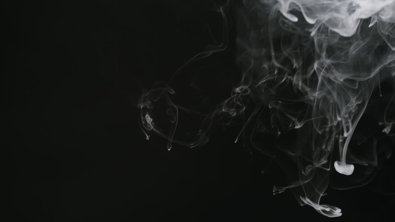 Fumo bianco che scorre e si dissolve su sfondo nero