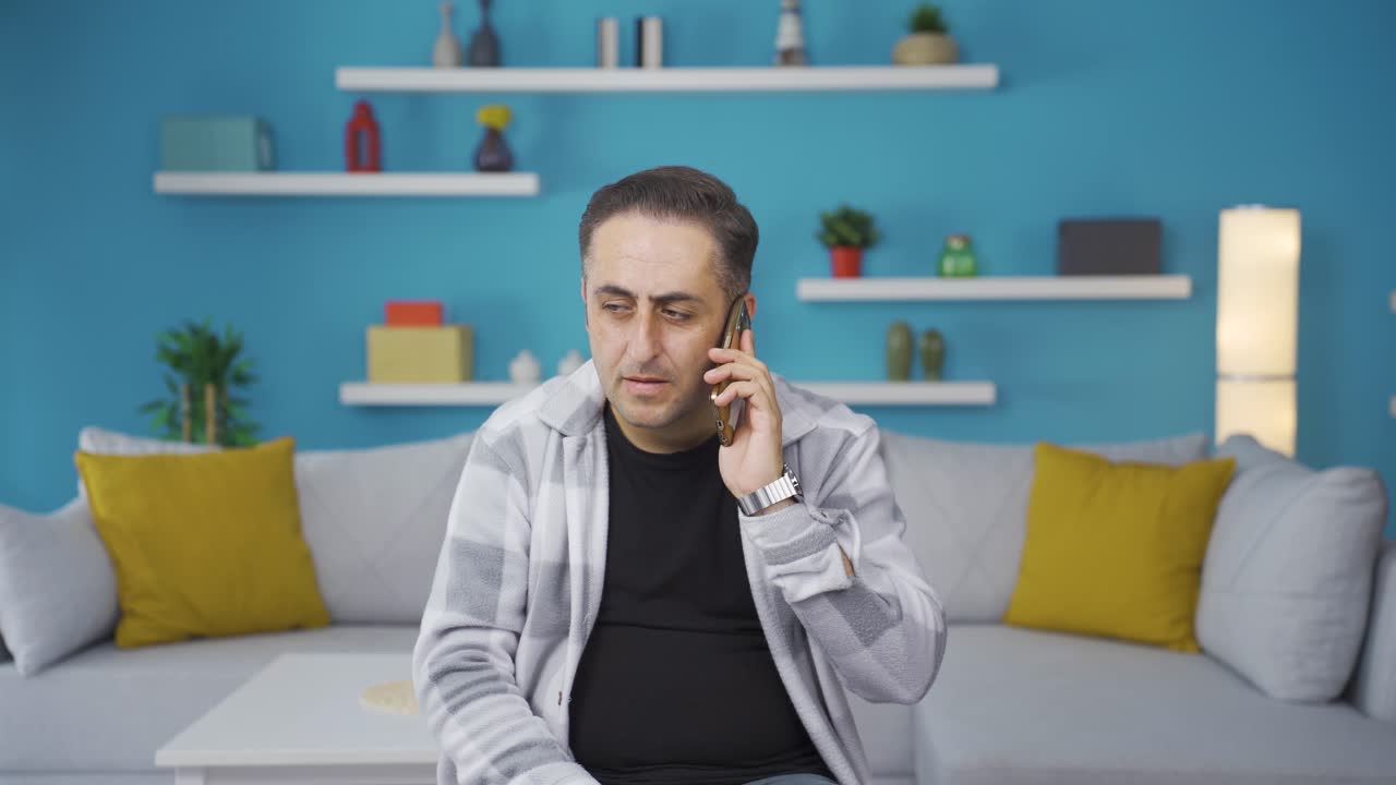 ⁇ 드폰을 보는 남자는 행복합니다.