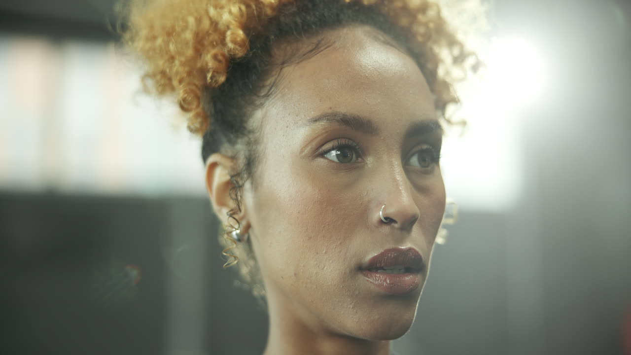 Portræt af en kvinde med krøllet hår