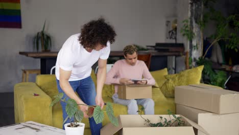 Homosexual-couple-move-to-a-new-apartment,-unpacking-boxes