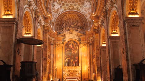 Tiro-Inclinado-Hacia-Abajo-De-La-Nave-De-La-Iglesia-De-San-Luis-De-Los-Franceses-En-Roma,-Italia