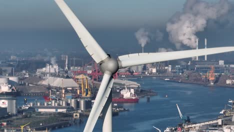 Nebeneinander-Von-Windrädern-Und-Fabriken,-Die-Schadstoffe-Ausstoßen