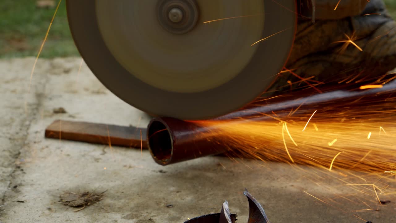 회전 절단 바로 금속 파이프를 절단하는 기술적 작업.