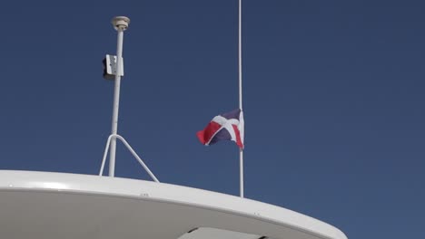 Bandera-De-La-República-Dominicana-Moviéndose-En-La-Brisa-En-Un-Día-Soleado-Y-Encima-De-Un-Yate