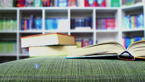 animación del texto de regreso a la escuela sobre los libros