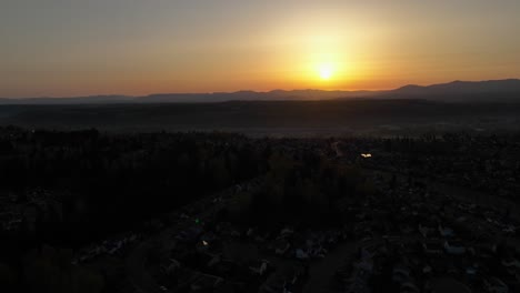 Umlaufende-Antenne-Des-Sonnenaufgangs-über-Dem-Kaskadengebirge