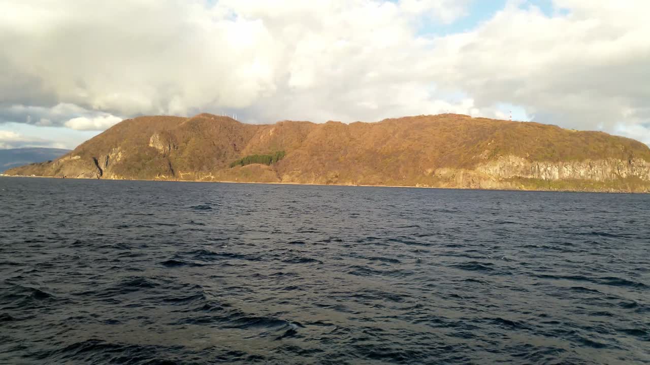 지나가는 페리에서 보는 하코다테 산