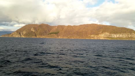 vista del monte hakodate desde un ferry que pasa