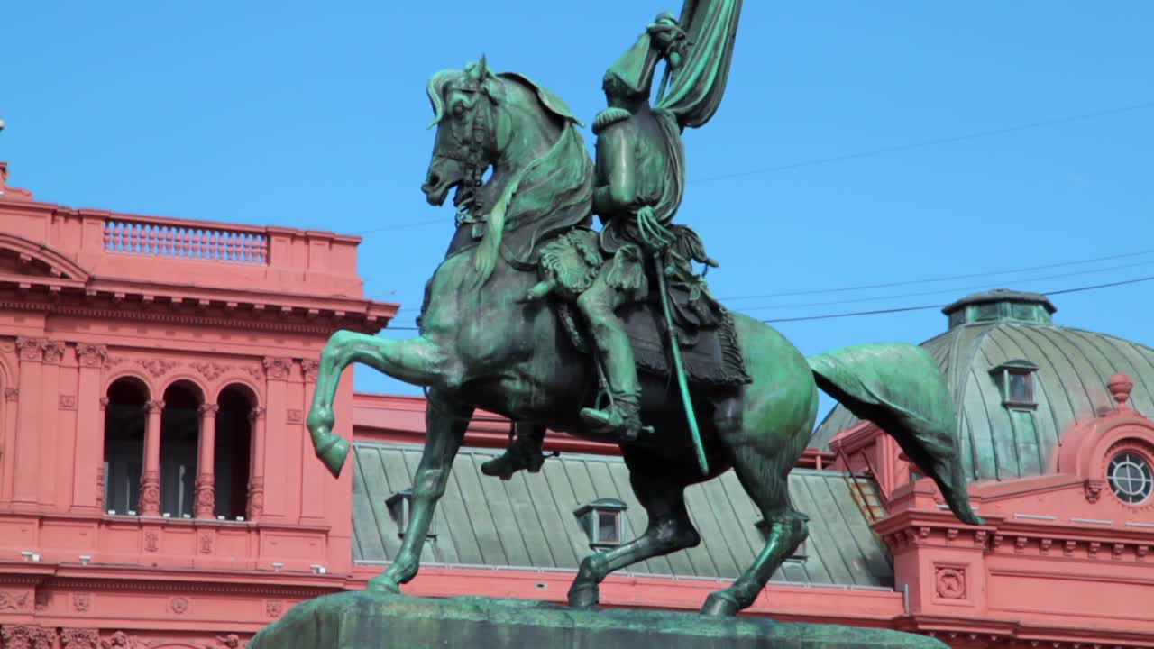 estatua del general belgrano cerca de la casa rosada en buenos aires en la capital argentina