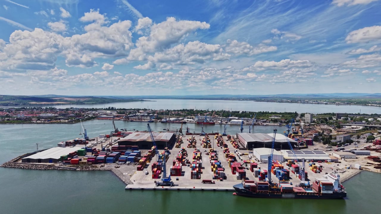 Porto merci con container e gru in una giornata di sole
