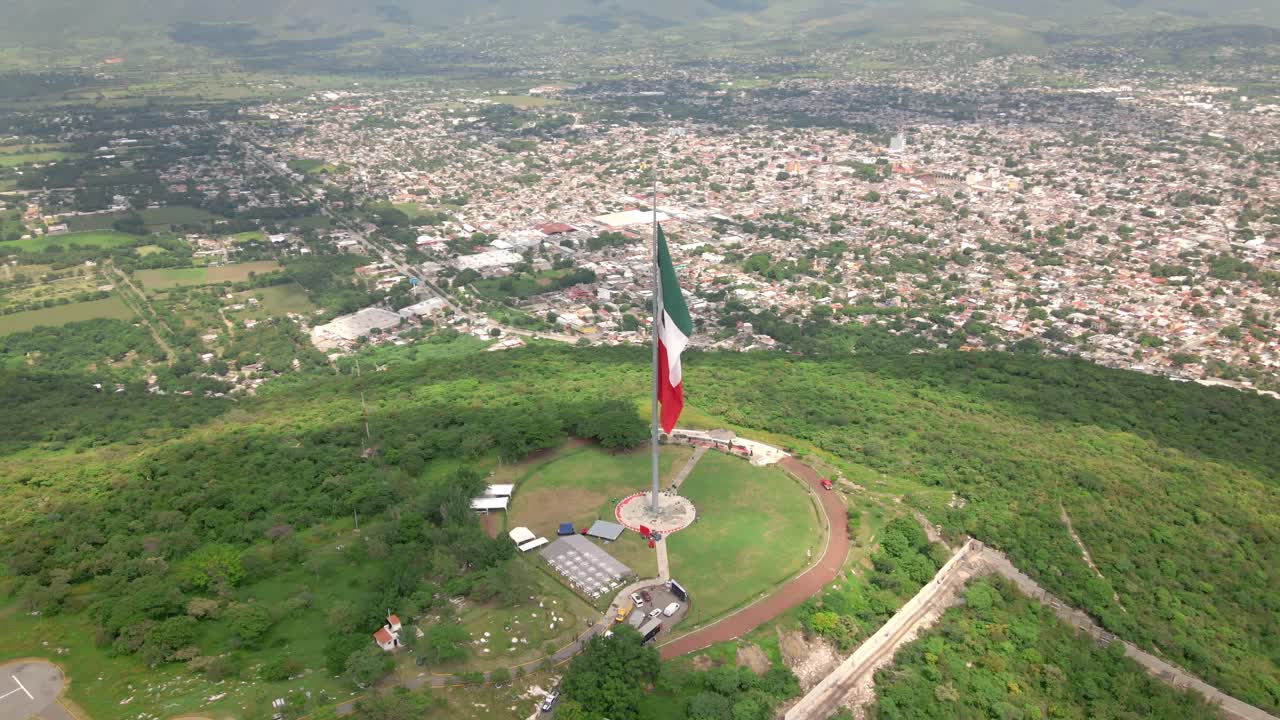 volando alrededor de la bandera de la independencia mexicana sobre las montañas de iguala en guerrero, méxico