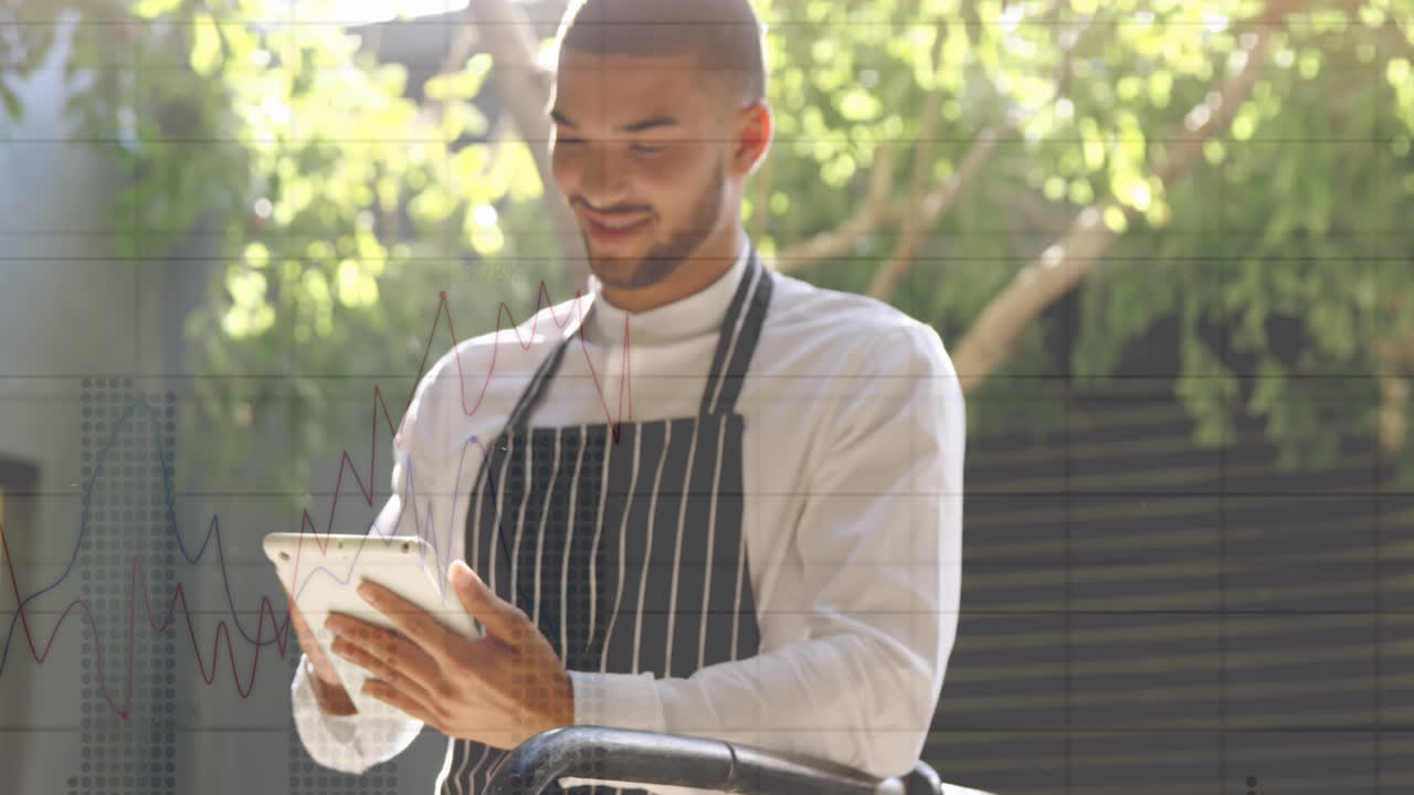 animación del procesamiento de datos financieros a través de un vendedor masculino biracial con una tableta