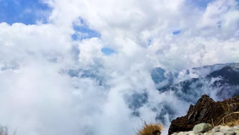 pesados movimientos de nubes con fondo de montaña del himalaya en la mañana desde un video de ángulo plano tomado en sela pass tawang india