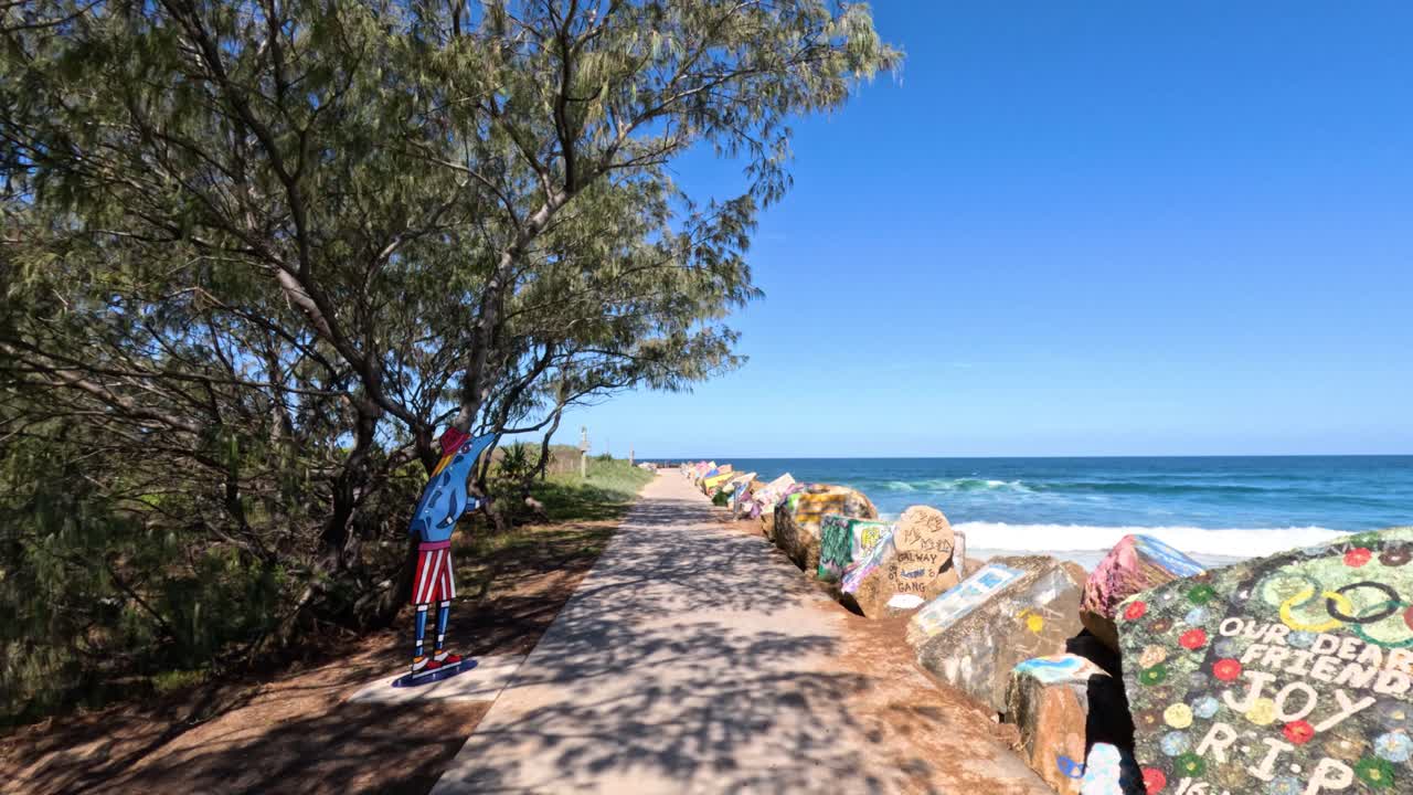 rocas pintadas a lo largo de un camino costero