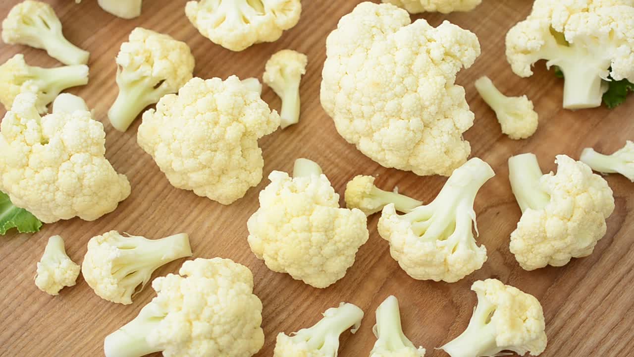 Cavolfiore su una tavola. Riprese in movimento