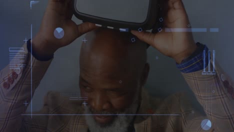 Interfaz-Digital-Con-Procesamiento-De-Datos-Contra-Un-Anciano-Afroamericano-Que-Se-Quita-Los-Auriculares-Vr