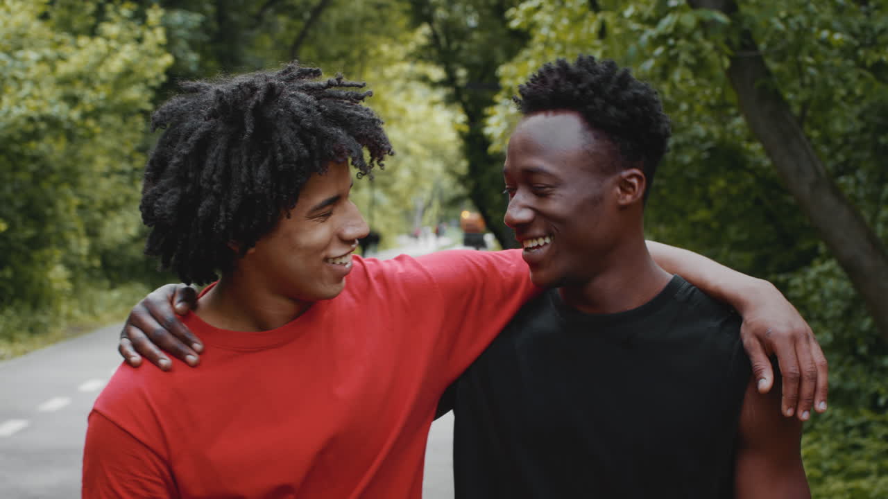 dos amigos disfrutando del tiempo al aire libre
