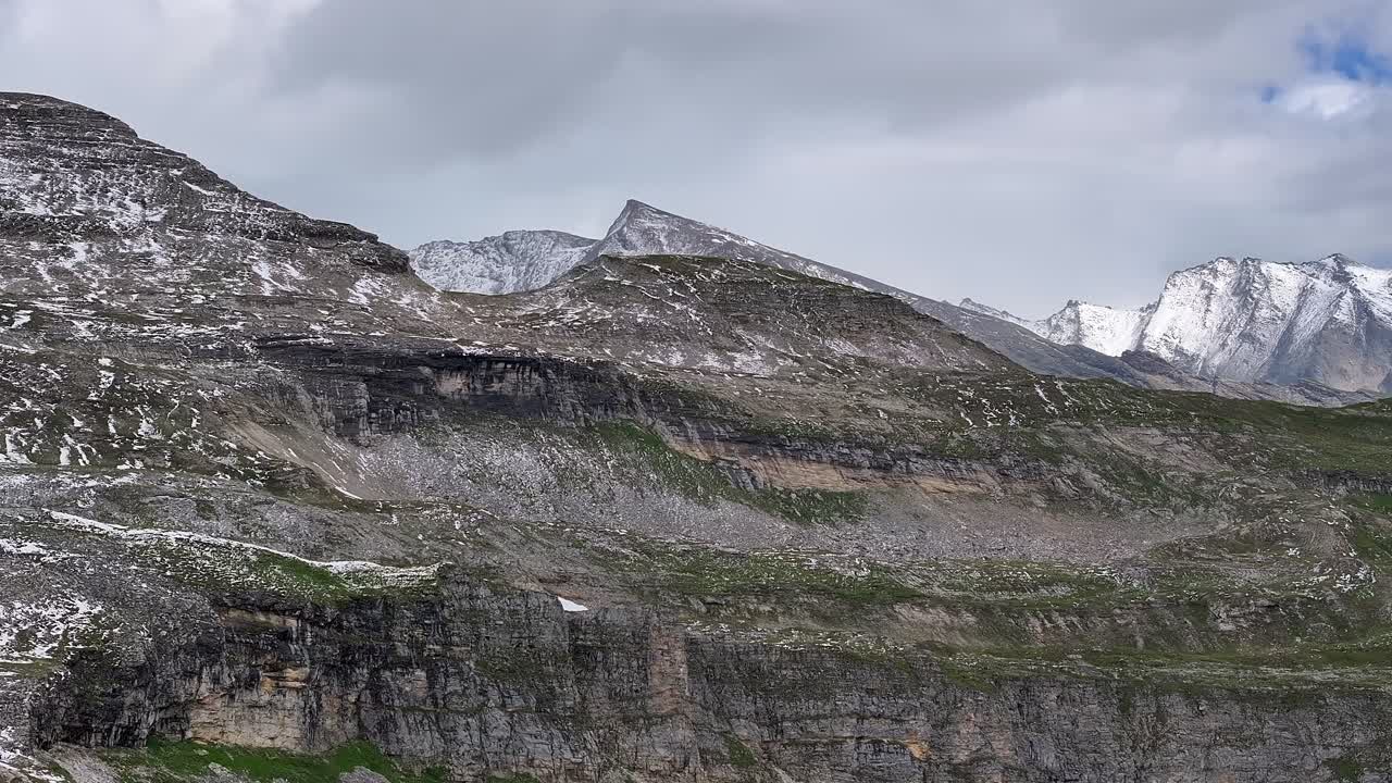 낮의 산 풍경 동적 인 느린 안정적 인 드론은 알프스 환경과 기운이 흐린 하늘에서 촬영되었습니다.