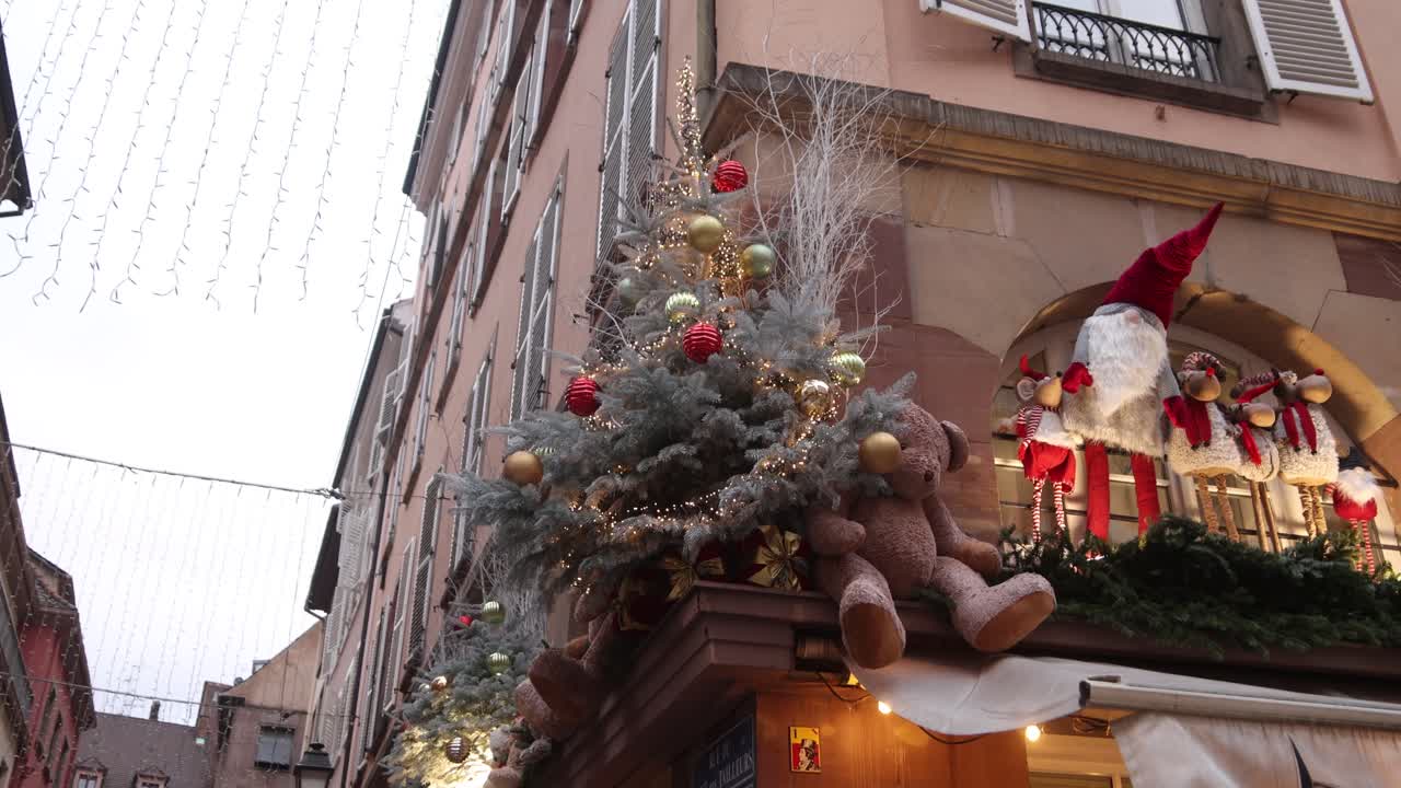 크리스마스 트리와 테디 베어 장식은 유럽의 크리스마스 시장에서 프랑스 스트라스부르크의 거리에서 상점 앞에 있습니다.