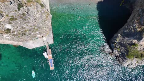 Vogelperspektive-Auf-Den-Atemberaubenden-Strand-Marina-Di-Praia,-Amalfiküste,-Italien