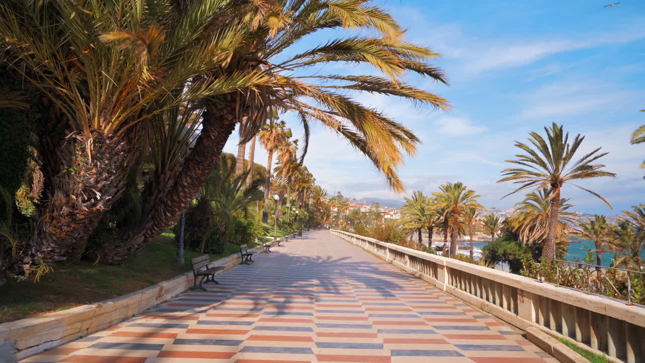 Costa mediterranea a Sanremo, Italia. Lungomare con persone e molta vegetazione