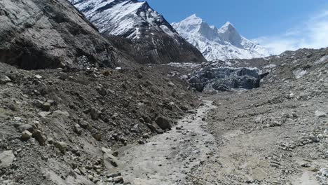 Hermosa-Vista-Gomukh-O-Gaumukh-Uttarakhand,-India-Gomukh-Es-El-Final-O-El-Hocico-Del-Glaciar-Gangotri---La-Fuente-Del-Río-Bhagirathi,-Una-De-Las-Principales-Fuentes-Del-Río-Ganges