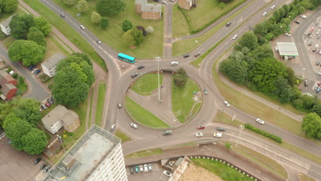 Panorámica-Hacia-Abajo-Toma-Aérea-Sobre-Bicicletas-Separadas-Y-Coche-Rotonda-Road-Stevenage-Uk