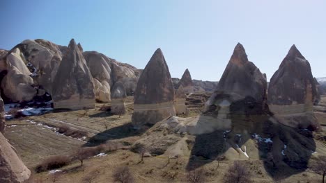 las chimeneas de hadas del pavo de capadocia: formaciones rocosas geológicas de pilares formadas por la erosión