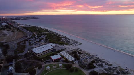 Una-Toma-Aérea-De-La-Playa-Del-Puerto-Al-Atardecer-En-Perth,-Australia-Occidental