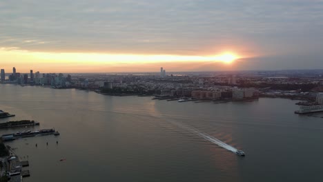 vista aérea de un barco con cielo nocturno nublado y el fondo de la ciudad de nueva jersey - pan, tiro de drones