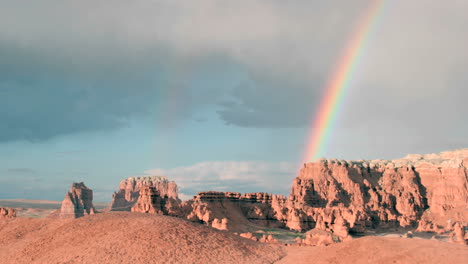 Ein-Doppelter-Regenbogen-Verblasst,-Bis-Nur-Noch-Einer-übrig-Bleibt