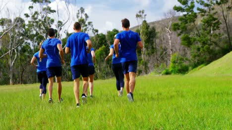 Gente-En-Forma-Haciendo-Jogging-En-El-Campo-De-Entrenamiento-4k