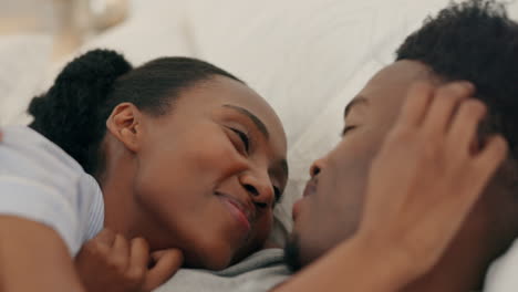 Liebe,-Kuss-Und-Intimität-Im-Schlafzimmer-Mit-Einem-Schwarzen-Paar