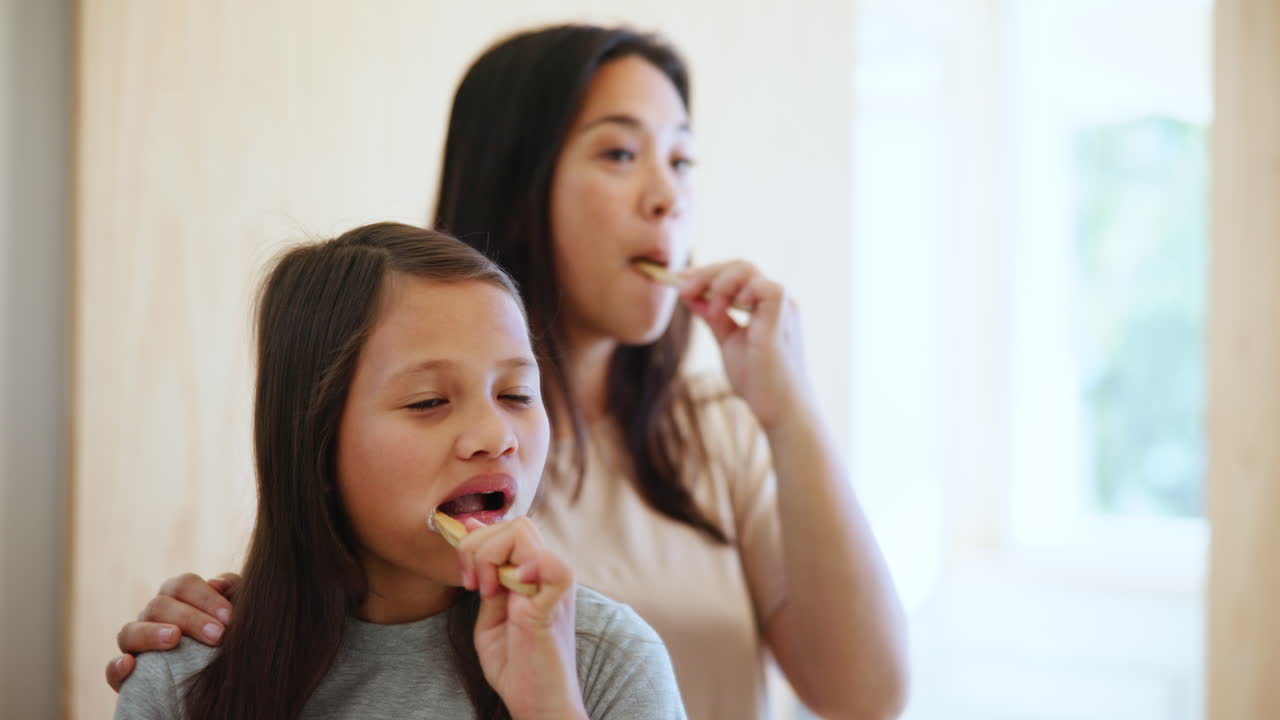 Mamma, bambina e lavarsi i denti nella routine mattutina