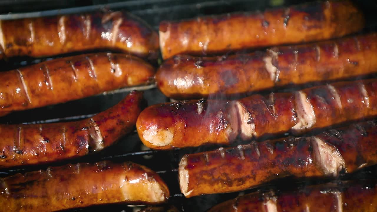 홈 바비큐에 맛있는 튀긴 소시지