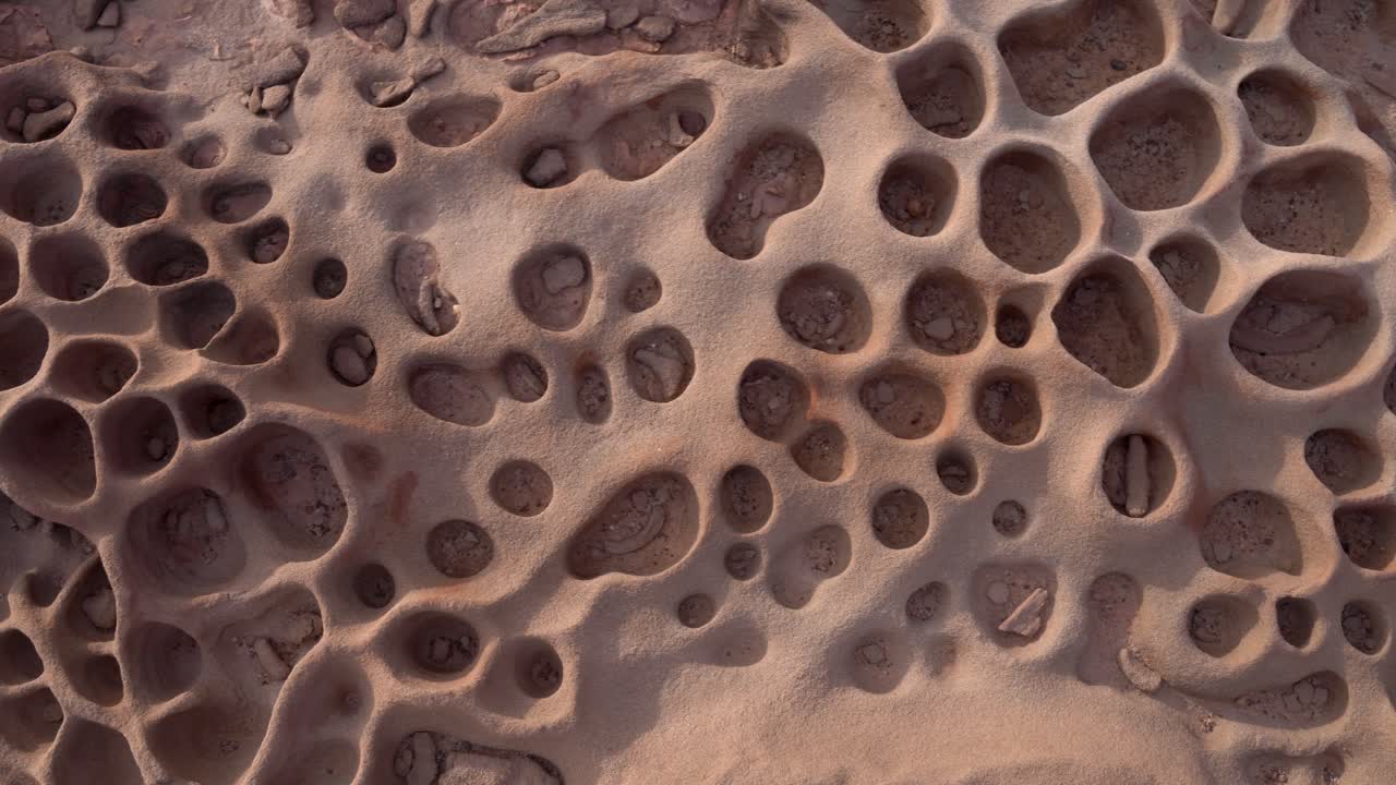 primer plano de formaciones de tafoni en una cacerola de arcilla en namibia