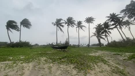 Totale-Aufnahme-Eines-Fischerbootes,-Das-Auf-Einer-Insel-Gestrandet-Ist,-Mit-Kokospalmen-Im-Hintergrund